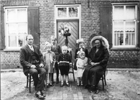 Bestand:Familie Sleegers -Janssen 1933 .jpg