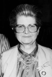 Koninklijke onderscheiding voor mevrouw Kemps-Goossens, 21 september 1983. foto collectie gemeente Deurne