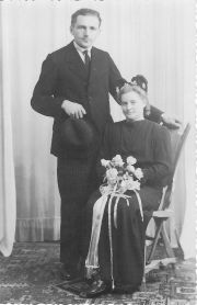 Het bruidspaar Johan en Mientje van Loon - van Doorne. Foto beschikbaar gesteld door dochter Nellie Meulendijks - van Loon