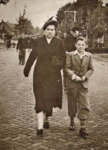 Frits Hoeben met zijn moeder in 1952