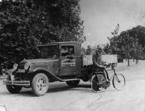 Kees van Teeffelen gezeten achter het stuur van de vrachtwagen van Betonmaatschappij "De Peel" in 1930. De man met de fiets is Willem van Mullekom uit Helenaveen. Foto: collectie familie Van Teeffelen.