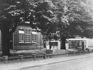 Hier is mooi te zien waar het schoolgebouw stond, rechts het Postkantoor aan de Posthoek.