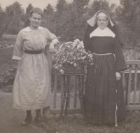 Maria en Victorine Linders 1921 (79) LR.jpg