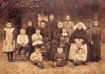 Het gezin van Johannes en Drica, circa 1919. Klik op het icoon voor meer informatie