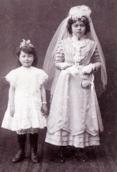 Dochters (2) Petronella M. J. (Nella) (rechts) en (4) Maria G. (Truus) (links).