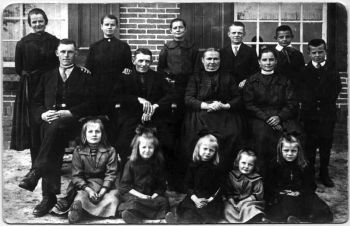 Het gezin van Johannes en Drica, circa 1926. Klik op het icoon voor meer informatie