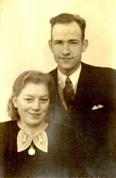 Bestand:Trouwfoto Antoon Fransen en Marie Veltop op 8 april 1944 te Griendtsveen LR.jpg