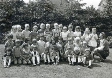 Klassenfoto de Dartelhoek 1972-1973 met juf Ria van Bakel.jpg