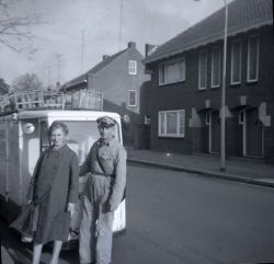 Melkboer Harrie met zijn vrouw Pauline op zijn route in de Stationsstraat.