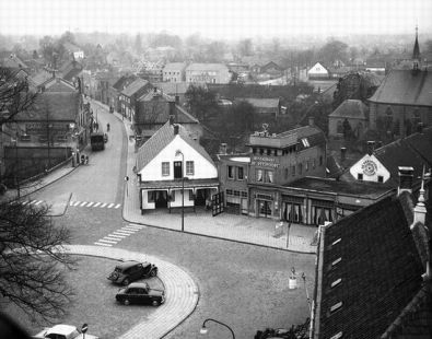 Centraal op deze foto De Potdeksel (wit) aan de Markt in Deurne.