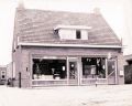 1970 met rechts winkel en links de cafetaria
