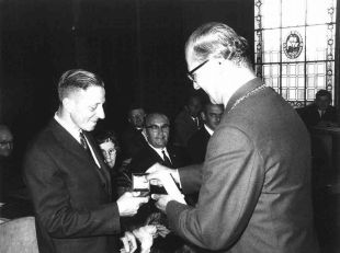 Piet van Dijk krijgt in 1965 de gemeentelijke erepenning in goud van burgemeester Hoebens Foto: collectie gemeente Deurne