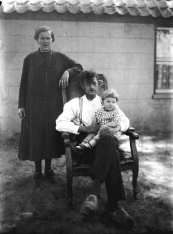 Adrianus en Petronella van de Kerkhof-Verhagen, met hun dochter Jo, in 1930, achter hun huis.