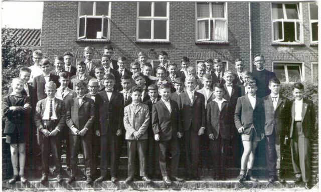 Bestand:Klassenfoto 1962- 1963 Internaat St.-Willibrord.jpg