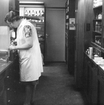 Jet Motké in 1977 aan het werk in apotheek Motké.