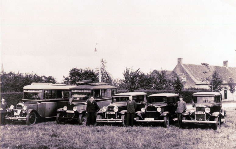Bestand:Wagenpark sjef van goch rond 1930.jpg
