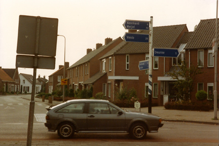 Bestand:97. Nieuwbouw aan ingang Mgr. Berkvensstraat. - Okt. 1992 HT foto.jpg