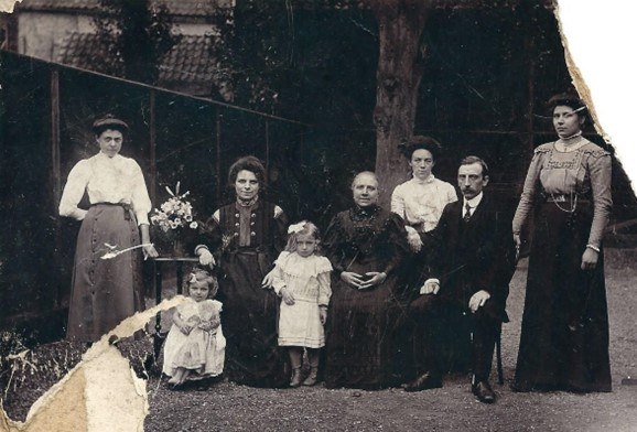 Bestand:Sophia Maria de Corte in Oude-Tonge 1910.jpg