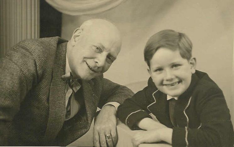 Bestand:Piet Vink en kleinzoon Erik.JPG