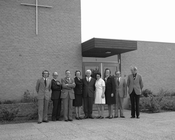 Het kerkbestuur van de Heilige Geestparochie in 1974 met kapelaan Te Plate helemaal rechts.<br>foto Ton Hartjens
