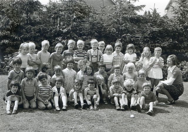 Bestand:Klassenfoto de Dartelhoek 1972-1973 met juf Ria van Bakel.jpg