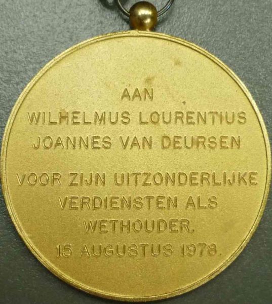 Bestand:Wim van Deursen medaille tekstzijde P1070114.jpg