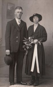 Huwelijksfoto van het echtpaar Has van den Heuvel en Grada Berkers dd 25 mei 1935.