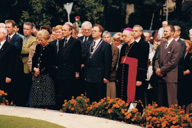 Bestand:Herdenking bij het monument 1-24 september 1994.jpg