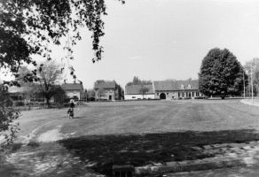 Het grasveld op de hoek Lagekerk - Derpsestraat in 1982.