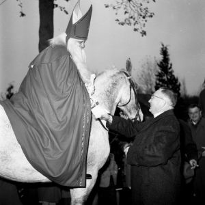 Circa 1960 met pastoor Van de Ven