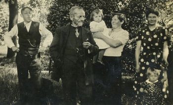 Sjeng en Femia met familie in 1897