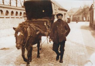 Harrie Wouters met zijn broodkar in de Kerkstraat. Foto: collectie gemeente Deurne