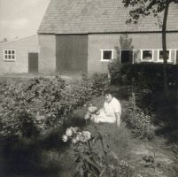 Marie van Neerven-de Bruin in de bloementuin voor het huis aan de Bosrandweg foto collectie Harrie van Neerven
