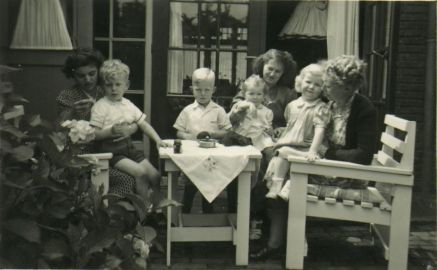 Hier in de Molenstraat met rechts Johanna van Noord met enkele van haar kinderen Jan, Piet, Maja en Hennie. Links diensbode Mien de Corte - Cuijpers Fotocollectie TdC