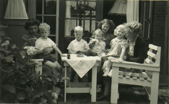 Hier in de Molenstraat met rechts Johanna van Noord met enkele van haar kinderen Jan, Piet, Maja en Hennie. Links diensbode Mien Cuijpers Fotocollectie TdC