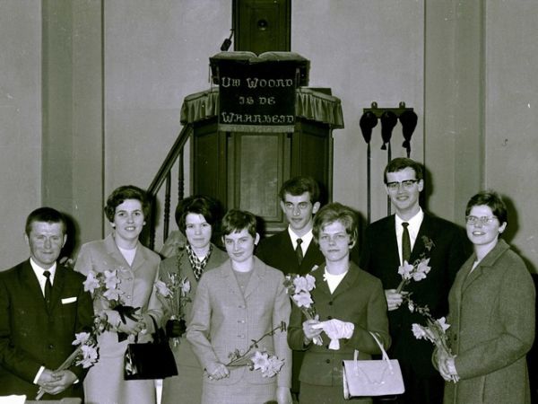 Foto 09.914:Wie zijn deze leden in de Protestantse kerk in Helenaveen in april 1968? (Foto: collectie Ton Hartjens.)