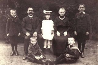 Noud Ketelaars en zijn gezin in ± 1920. vlnr: Zittend: Harrie en Frans. Staand: Wim, vader Noud, Betsie, moeder Kee, Cor.