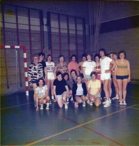 Frits Hoeben (in het wit) als instructeur met de leden van gymclub Longa