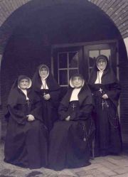 Zusters van Driel. Vlnr.: Celestine, Jacobine, Theresia en Anne Marie.