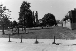 Het grasveld tussen Schuifelenberg en Stationsstraat in 1982.