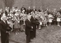 1960 kinderen Fatimaschool dragen bloemen bij begrafenis burgemeester Roefs