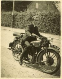 Mies op zijn Norton motor. foto TdC