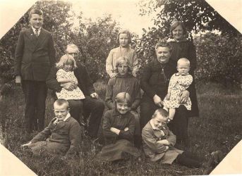 Het gezin van Driek en Josina in 1932. Klik op het icoon voor meer informatie.