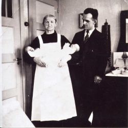 Baakster Drieka Vogels in 1939 met de tweeling Hansje en Carola, rechts vader Noud.