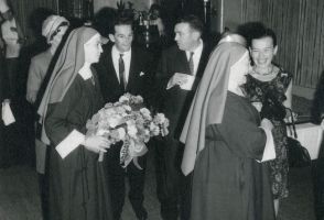 Rij wachtenden bij afscheidsreceptie foto archief zusters Franciscanessen Veghel