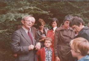 Bij de eerste paddenstoelenwandeling in oktober 1977 geeft Jan van Ooij uitleg aan het gezin Van Etten.