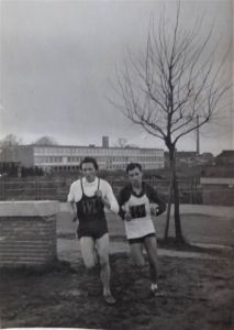 Piet (links), deelnemer aan een veldloop in Leopoldsburg, in 1963