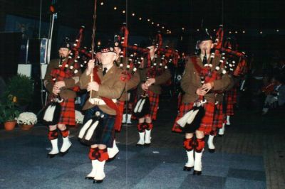 Optreden van de Piper Band ‘48th Highlanders of Holland’ uit Apeldoorn op zaterdagavond in manege De Leensel.
