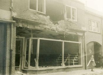 De verwoeste winkelpui na de bevrijding van Deurne in 1944. Links herkennen we de poortdoorgang die ook nu nog bestaat.