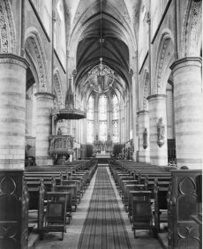 Interieur middenschip naar het oosten van Sint-Willibrorduskerk van de oude parochie in Deurne voor de restauratie van 1961 tot 1964.